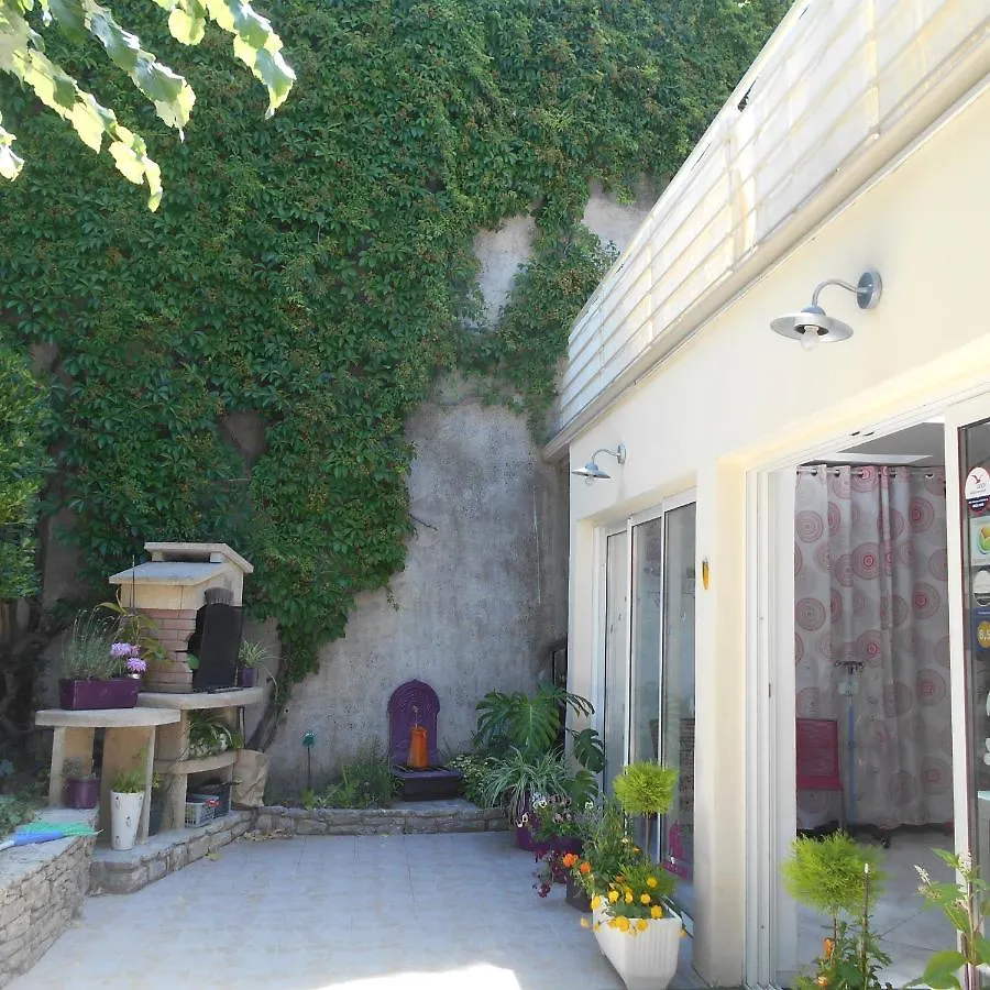 Louminai Bed and Breakfast Donzère 2*,